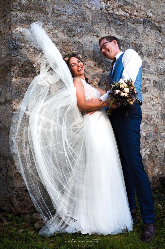Hochzeit auf der Fraueninsel / Fotografin: Andrea Kühl lachendes brautpaar vor altem gemäuer