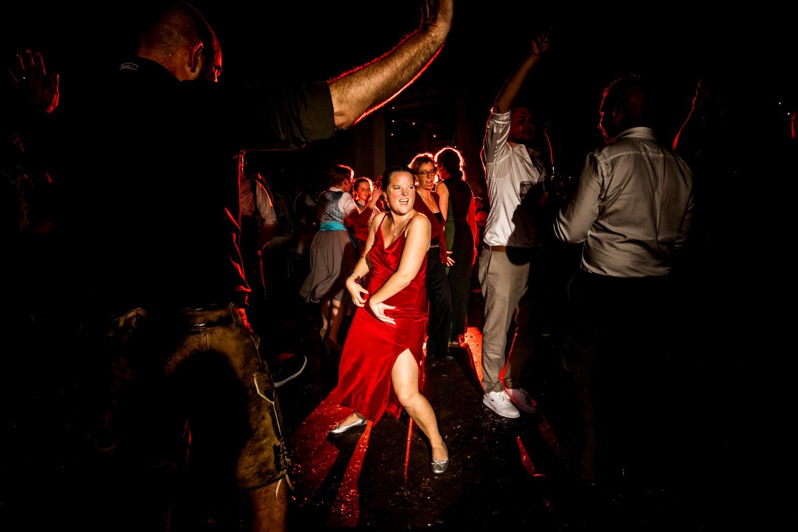 frau im roten kleid tanzt mit lustigen bewegungen