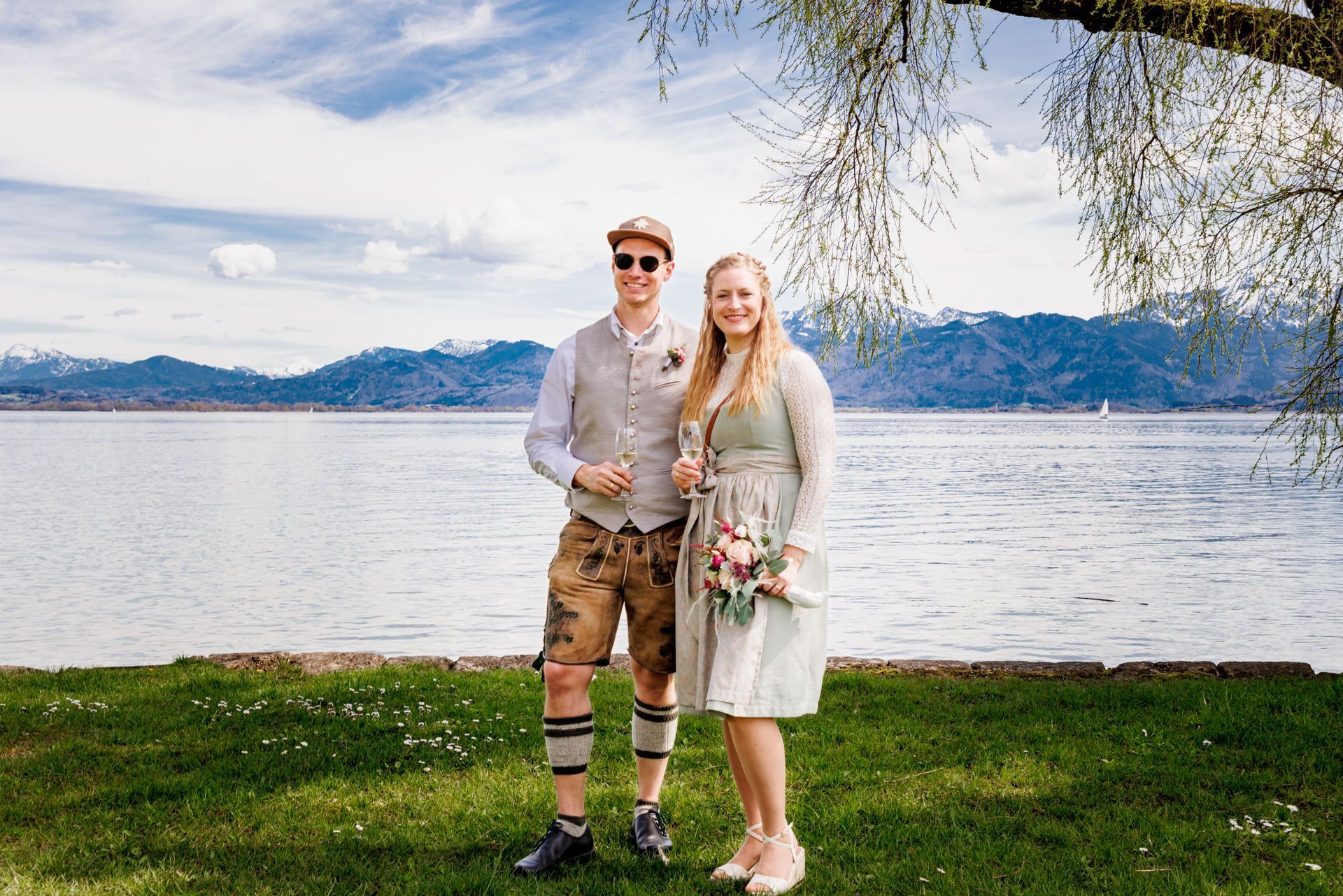 hochzeitspaar in tracht vor chiemsee