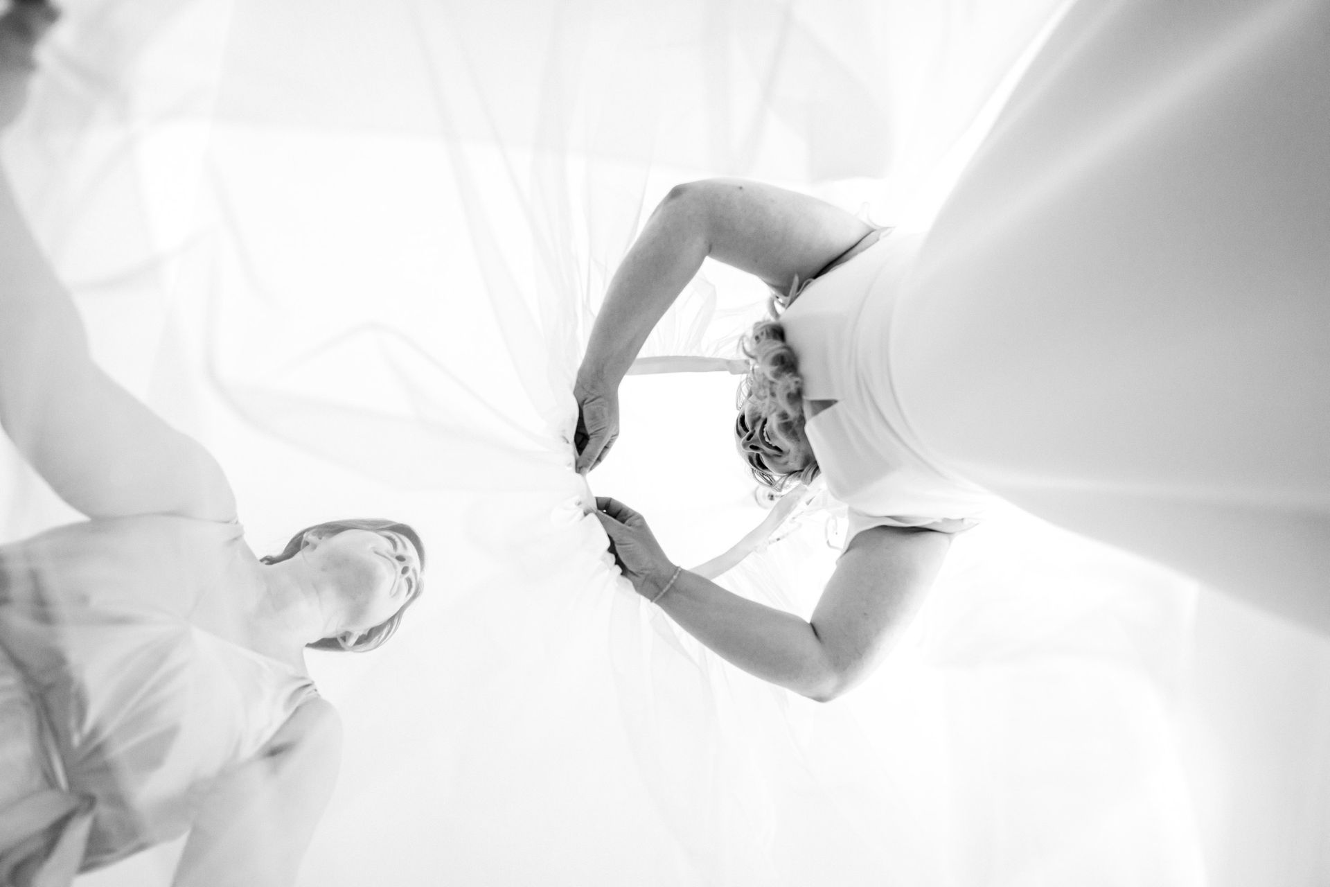 braut mit trauzeugin zieht tüllrock an getting ready hochzeit hochzeitsbilder