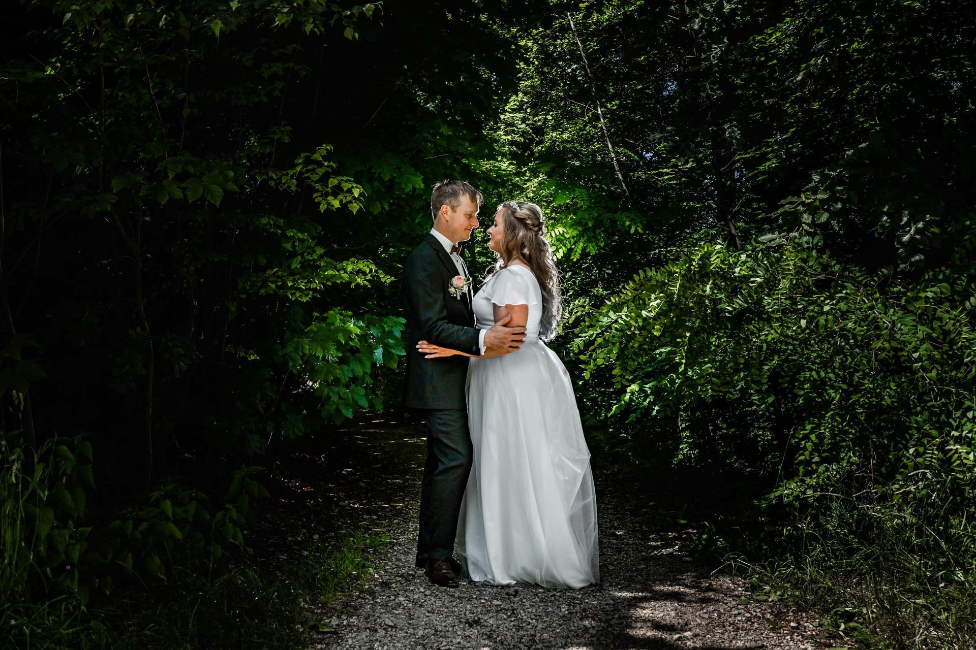brautpaar vor wald