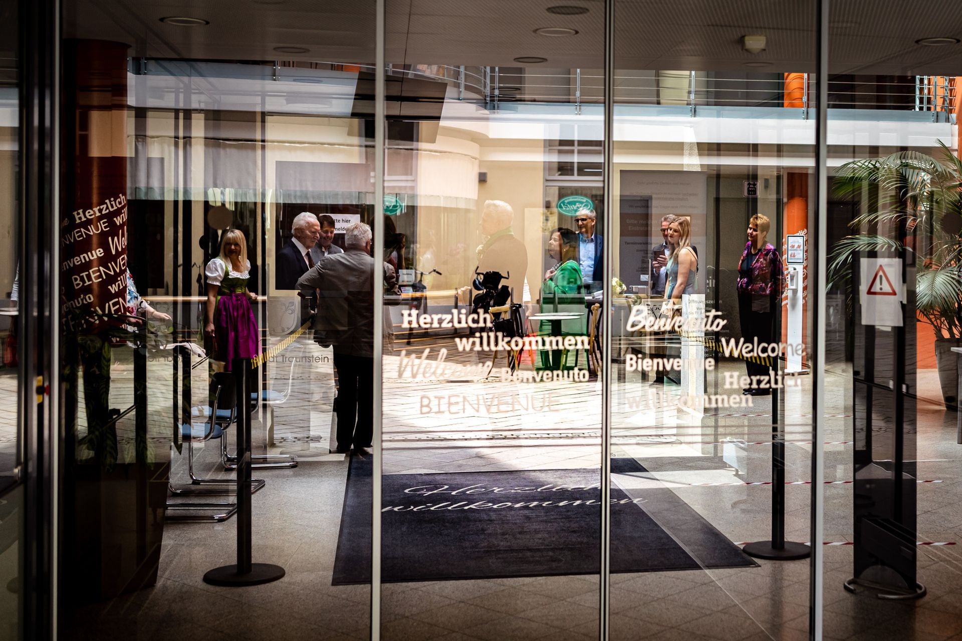 eingangsbereich durch glastür zum standesamt traunstein im alten ratssaal