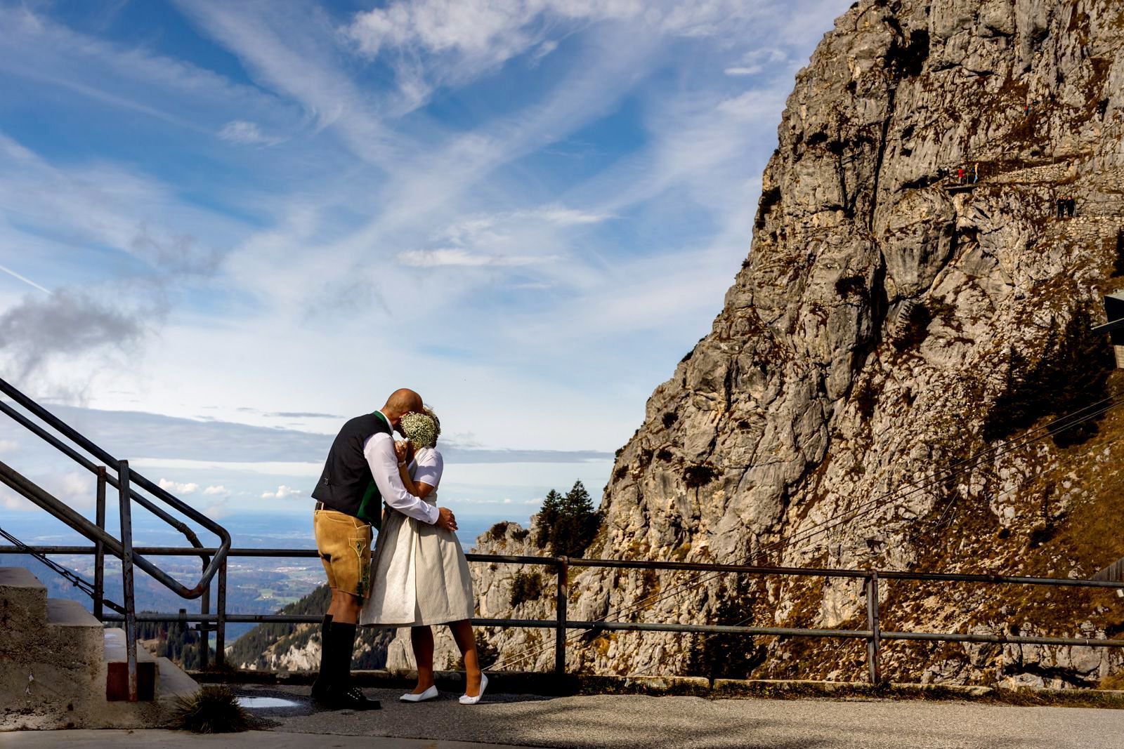 frisch getrautes hochzeitspaar küsst sich auf wendelstein mit blick ins flache land