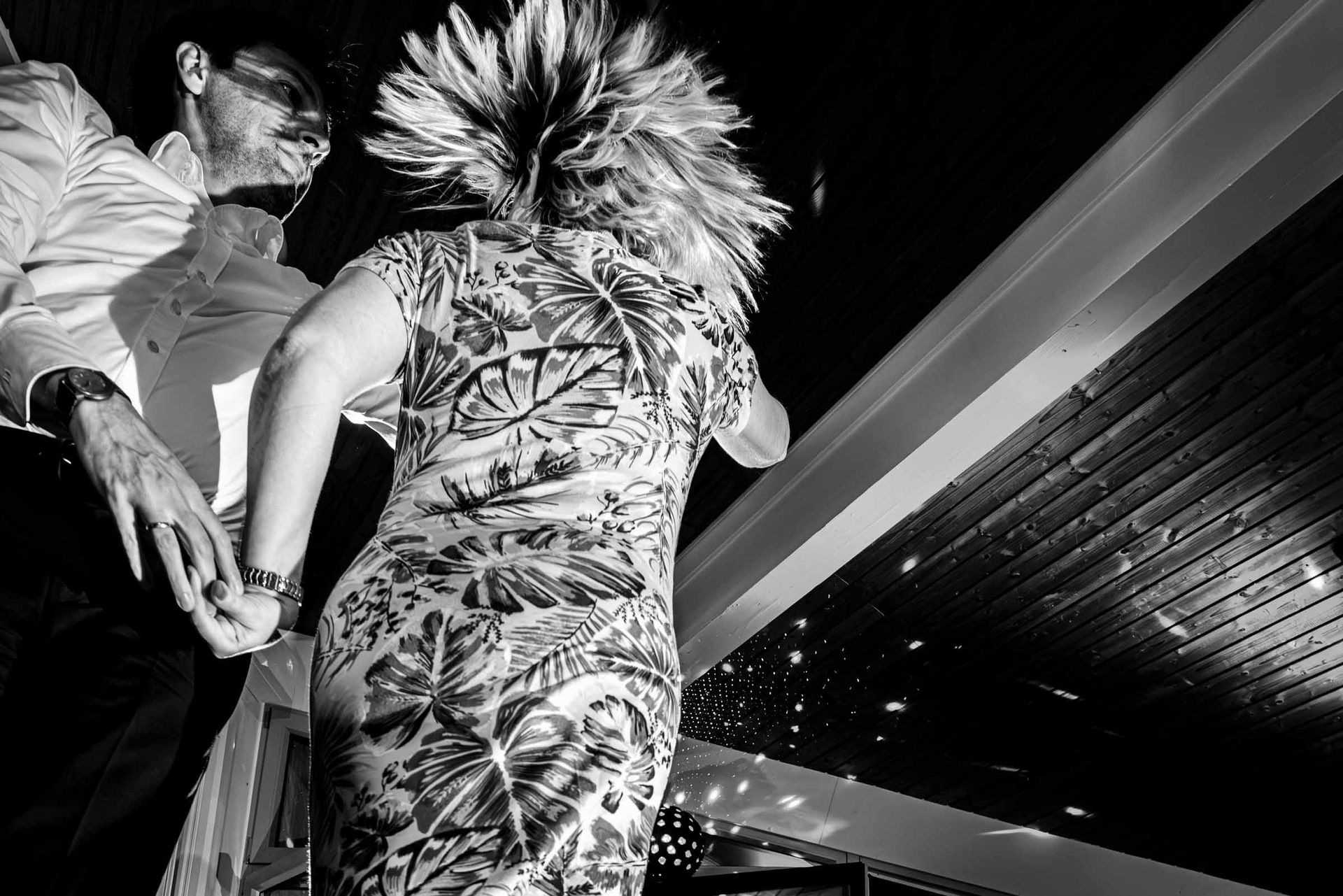 hochzeitsparty  haare fliegen beim tanzen