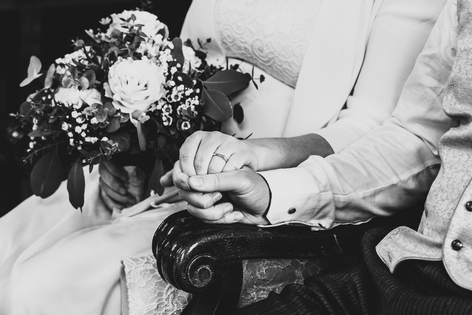 Emotionaler Moment bei der standesamtlichen Hochzeit in Rosenheim hochzeitsfotograf rosenheim brautpaar hält sich bei standesamtlicher hochzeit an den händen