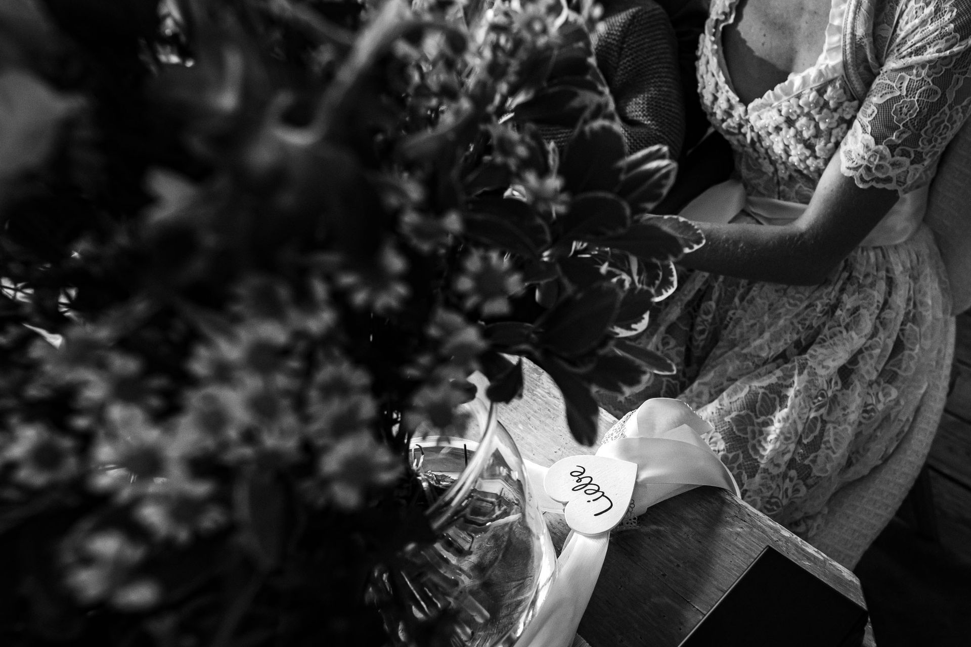 kleines holzherz mit schriftzug liebe