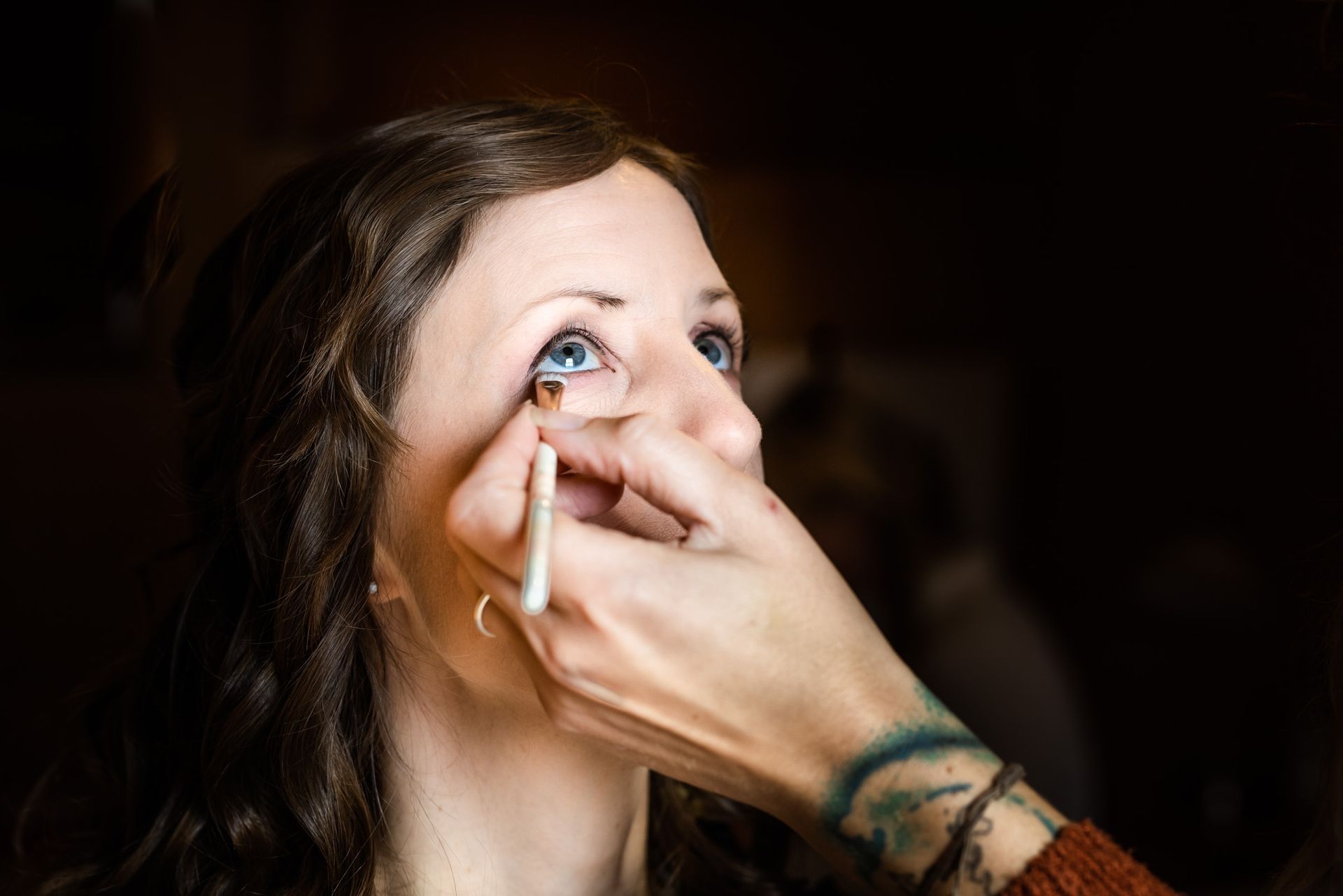 hochzeitsfotograf schliersee almbad huberspitz braut wird geschminkt