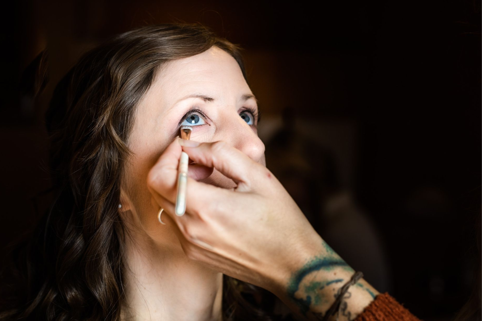 braut wird am auge geschminkt
