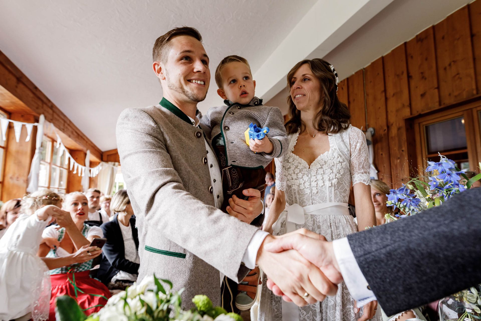 hochzeitsfotograf schliersee almbad huberspitz junge familie gratuliert