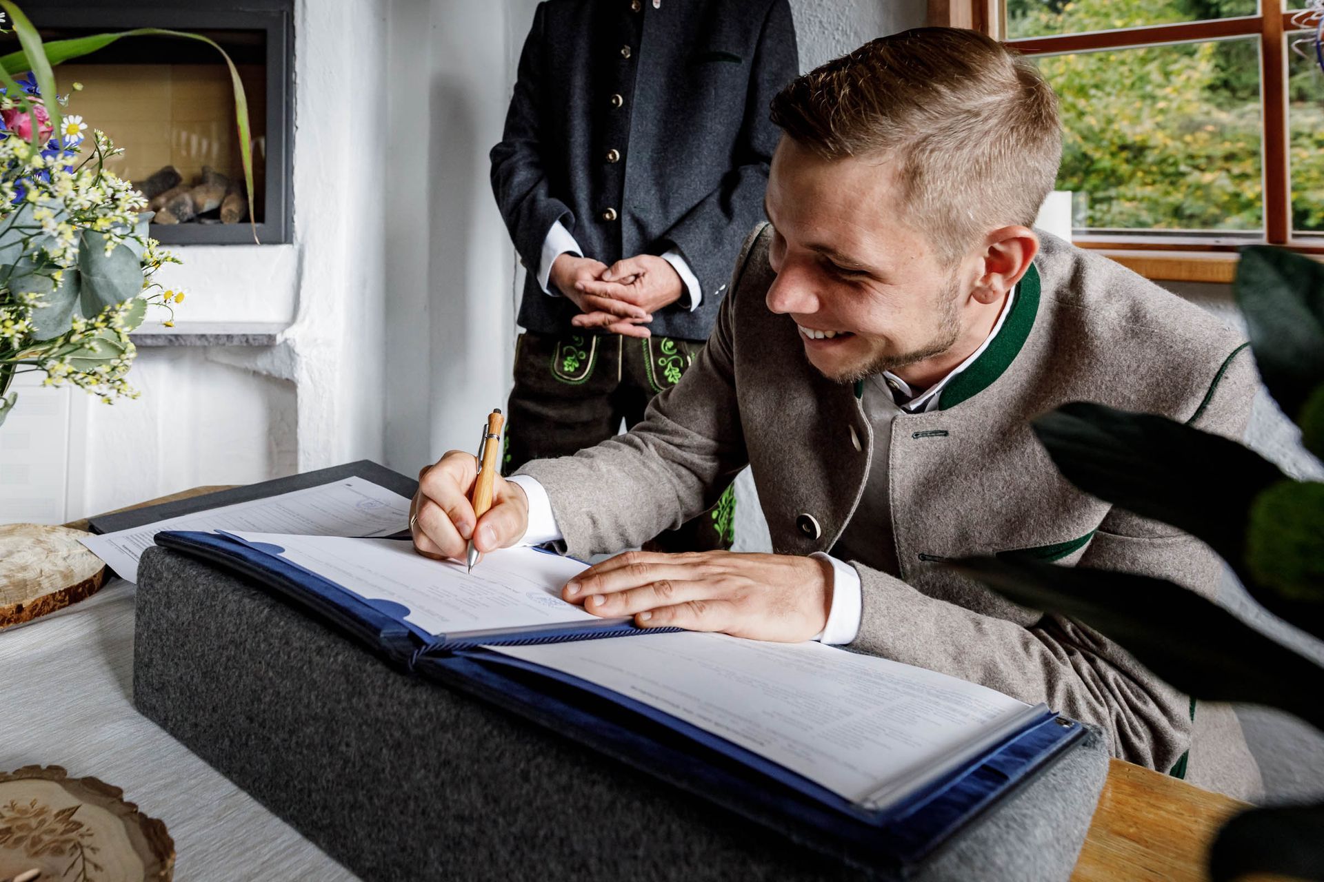 hochzeitsfotograf schliersee almbad huberspitz mann unterschreibt