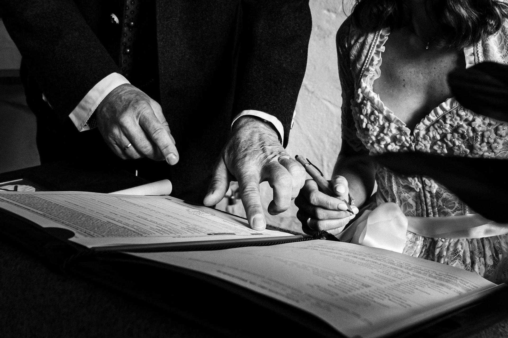 hand des standesbamten zeigt bei hochzeit im almbad huberspitz auf das formular