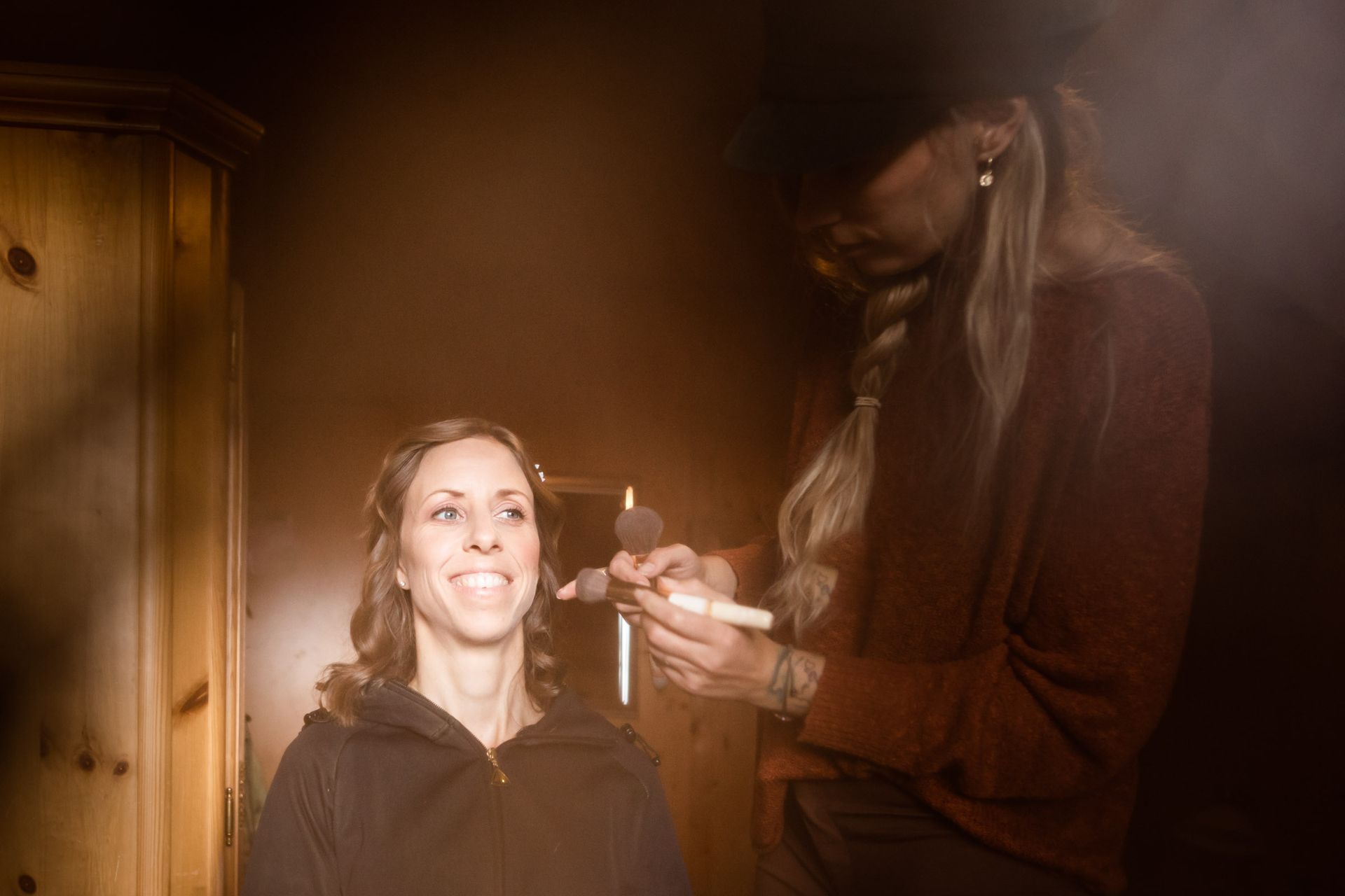 hochzeitsfotograf schliersee almbad huberspitz braut wird geschminkt fotografiert durch schleier