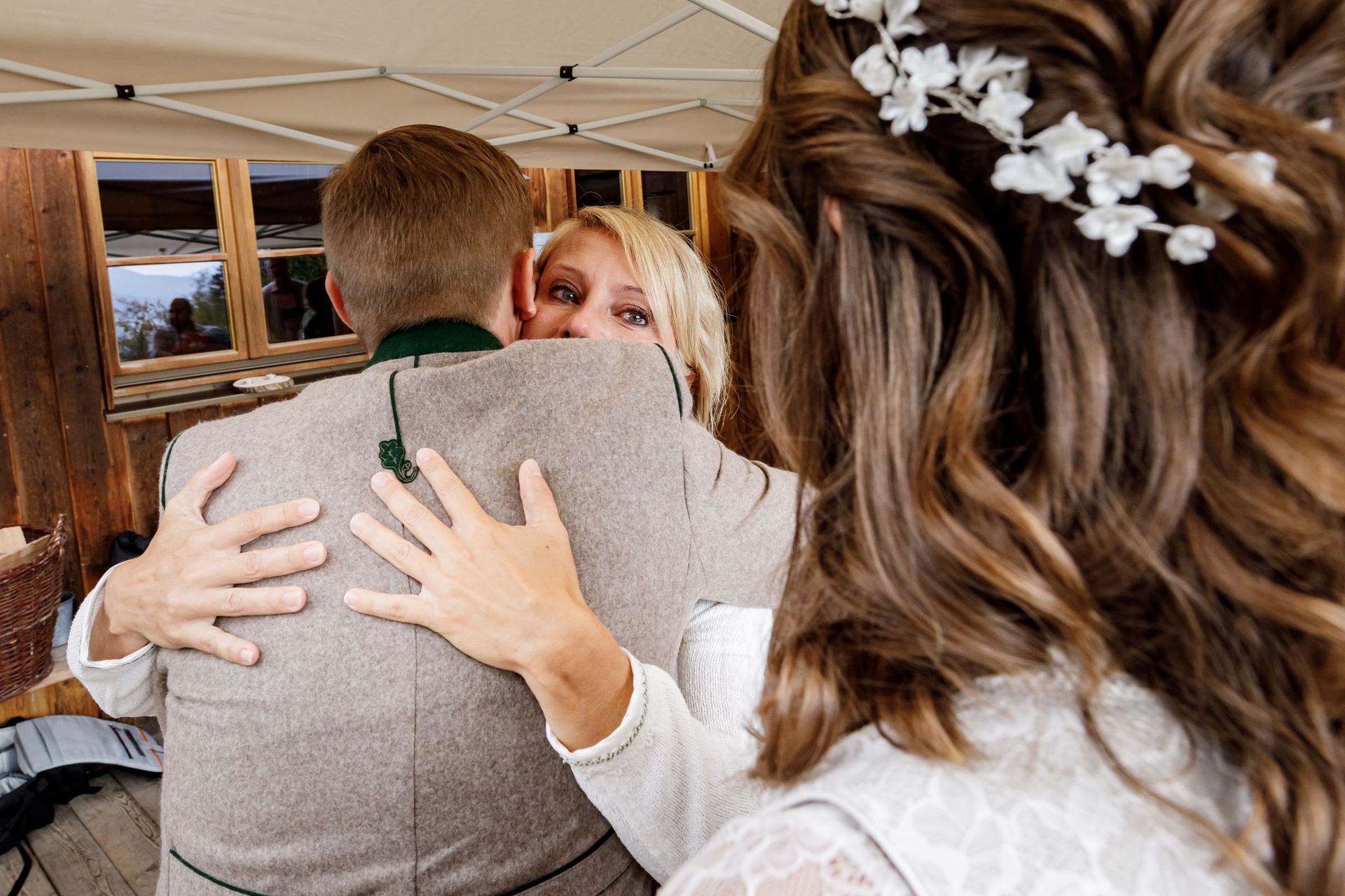 umarmung bei hochzeit almbad huberspitz