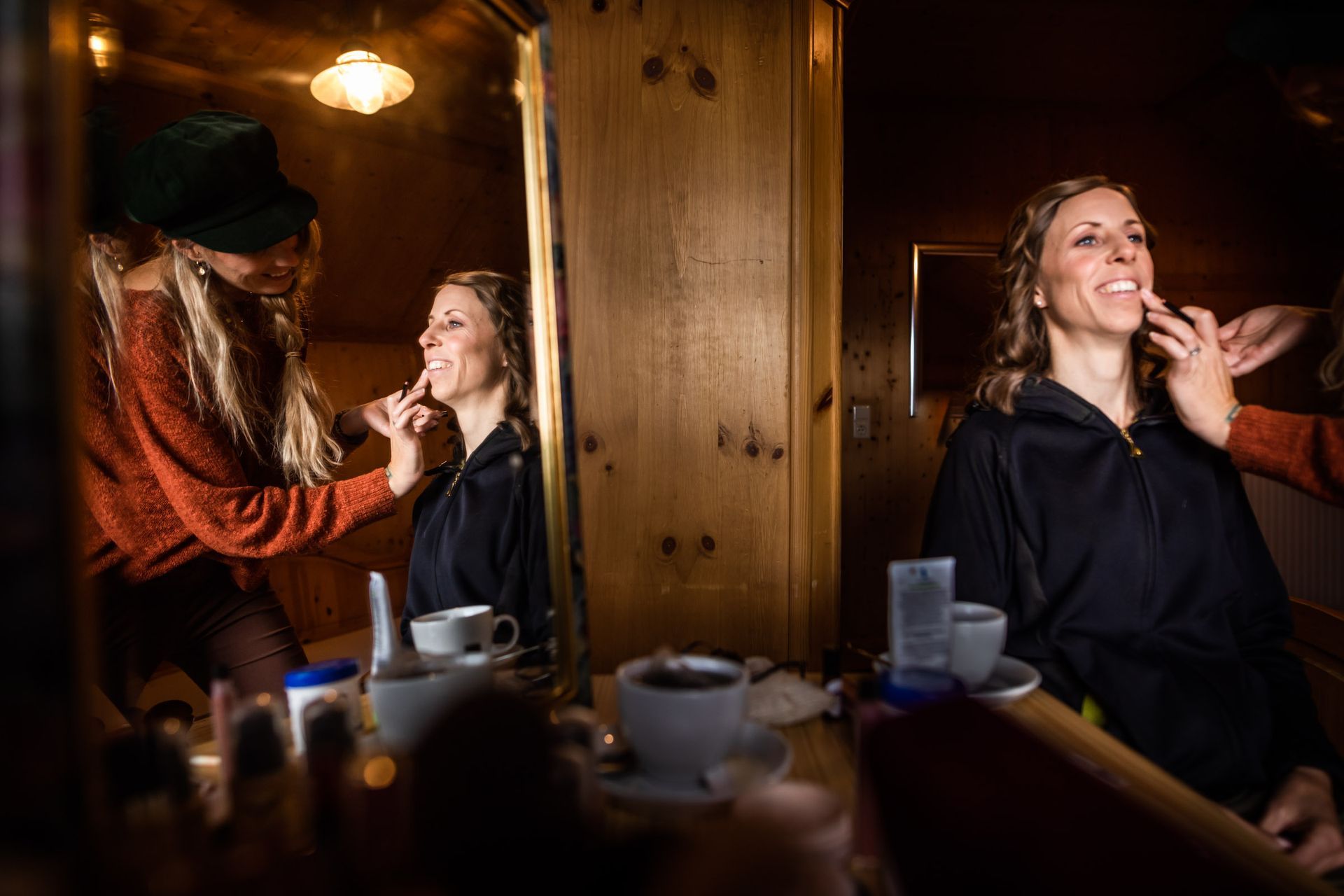 spiegelbild frau wird geschminkt getting ready hochzeit