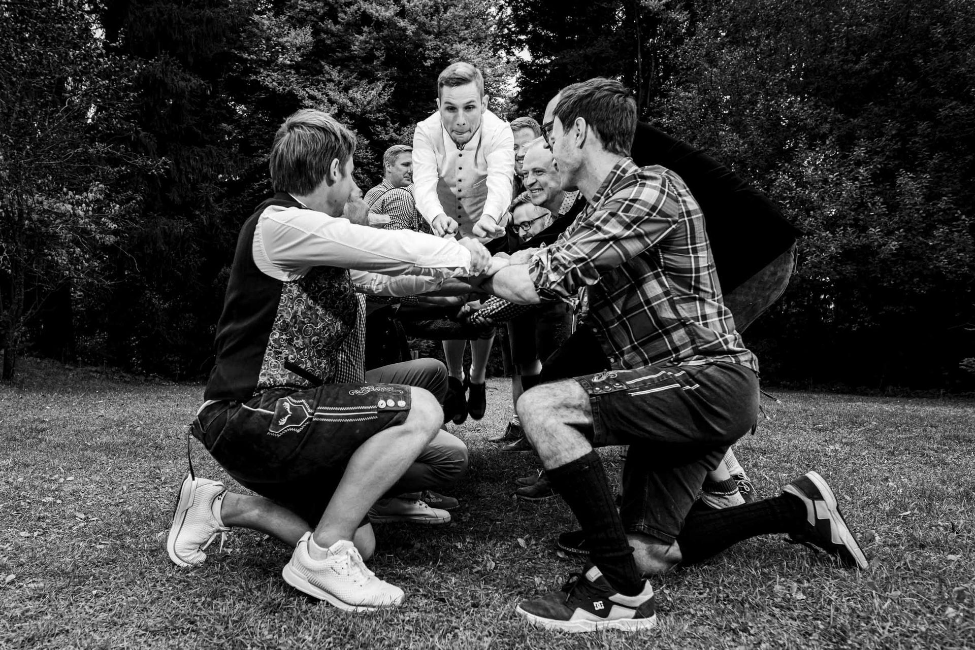 hochzeitsfeier im almbad huberspitz maenner werfen den braeutigam in die luft