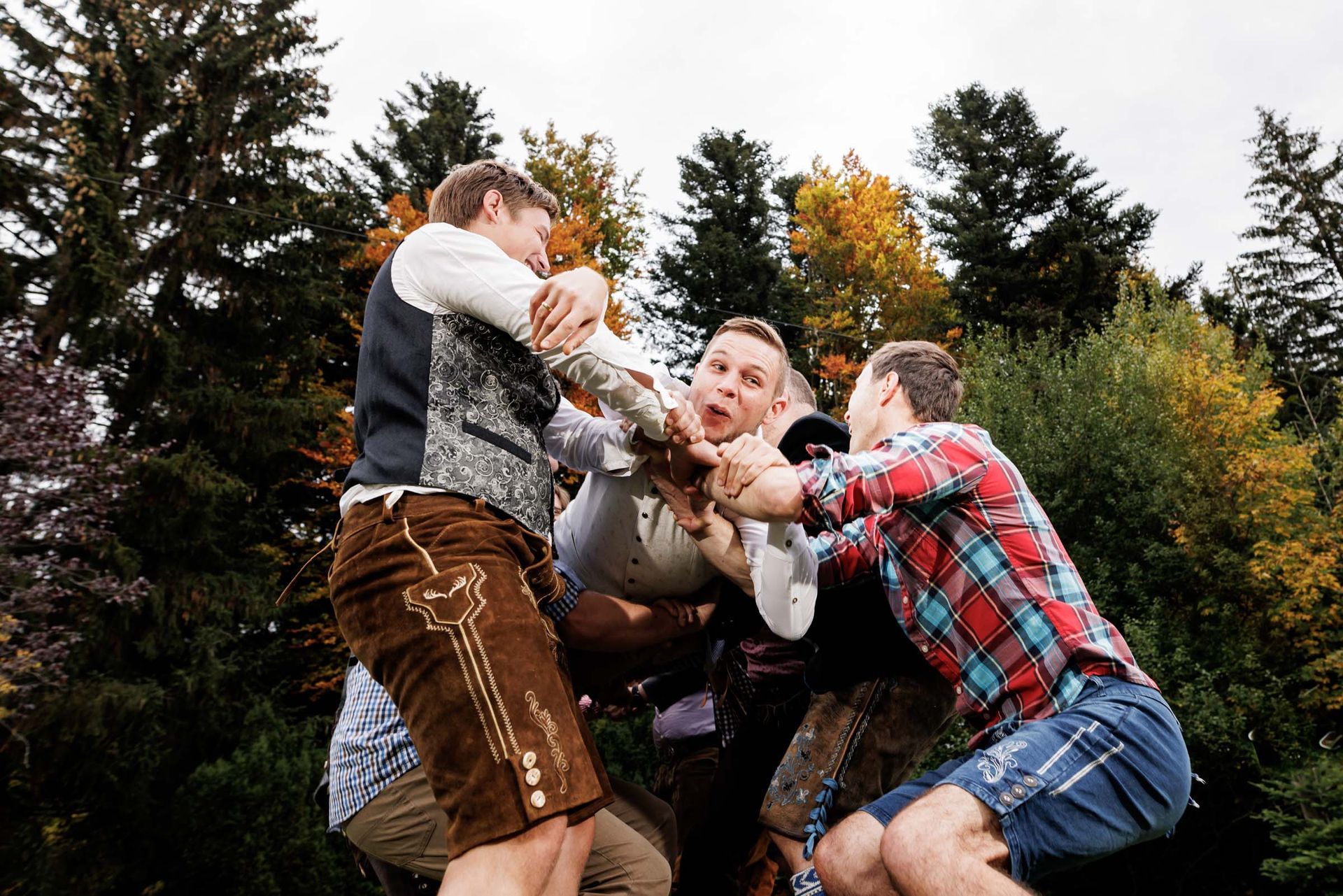 hochzeitsfeier im almbad huberspitz braeutigam in tracht faellt beim hochwerfen fast runter