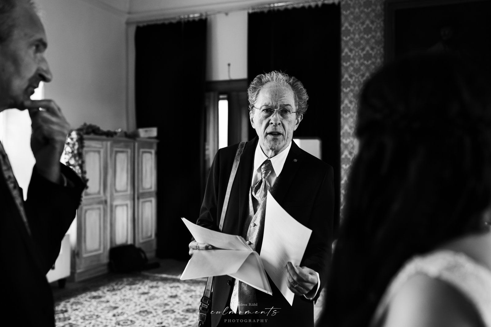 brautvater im schloss pertenstein mit zetteln in der hand