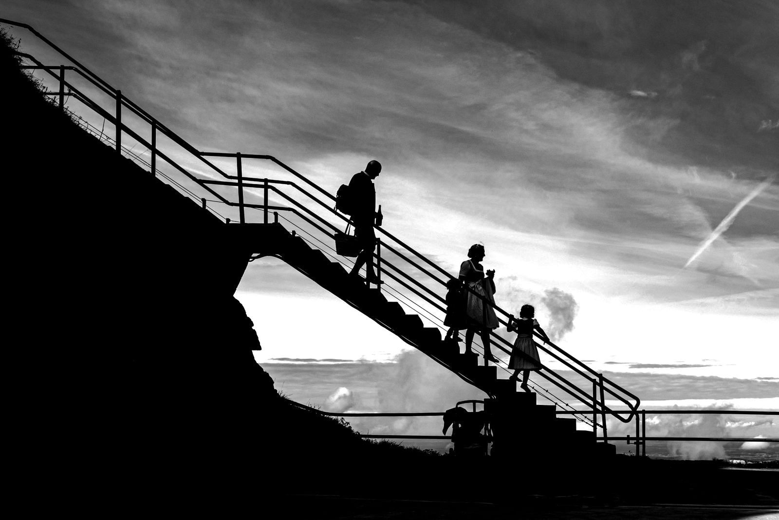 silhouetten von hochzeitsfamilien auf treppe auf wendelstein