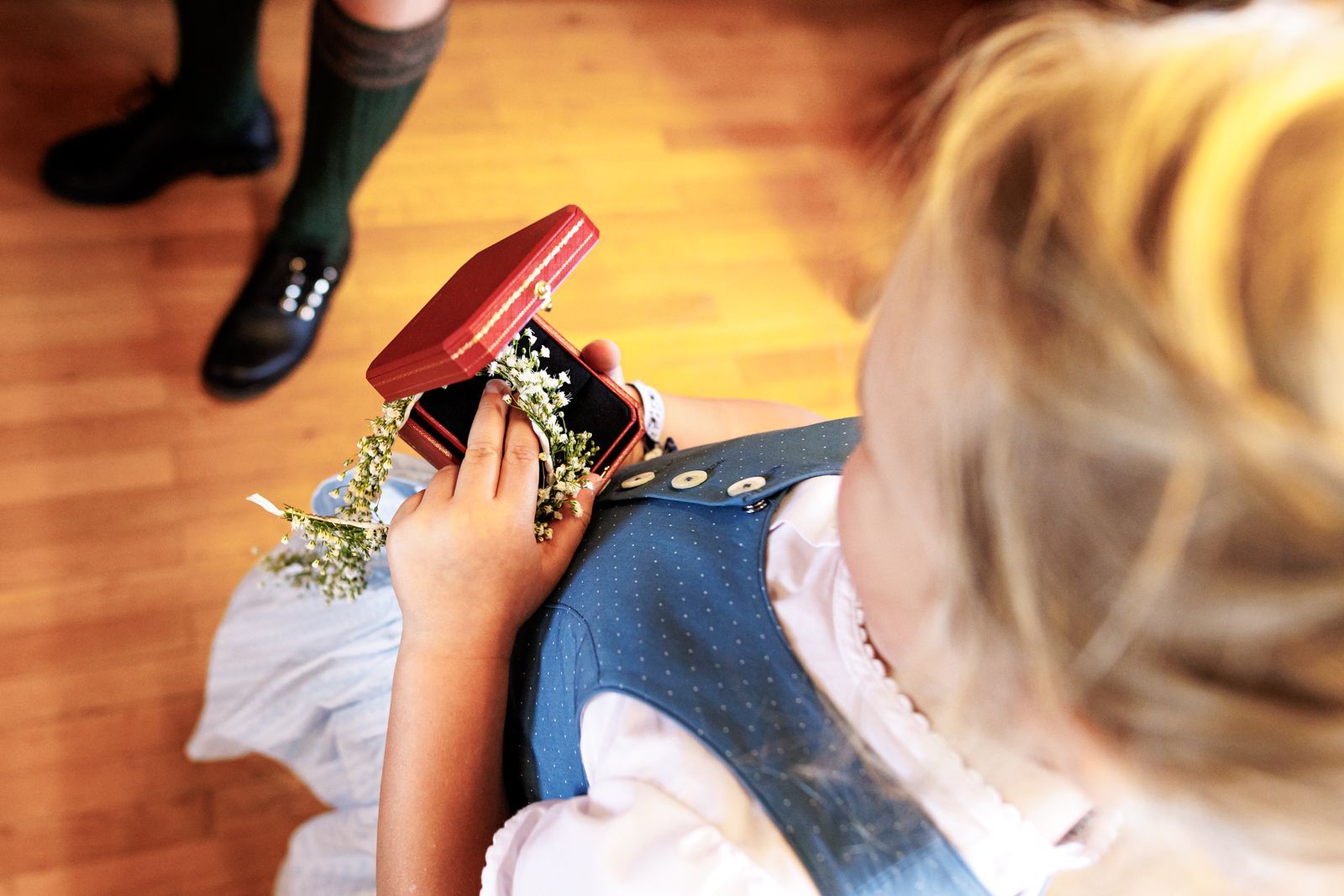 Mädchen schaut in geöffnete Ringschachtel
