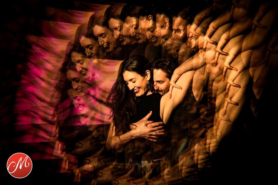 masters award andrea kuehl frau mit gehobenem arm vor einem mann