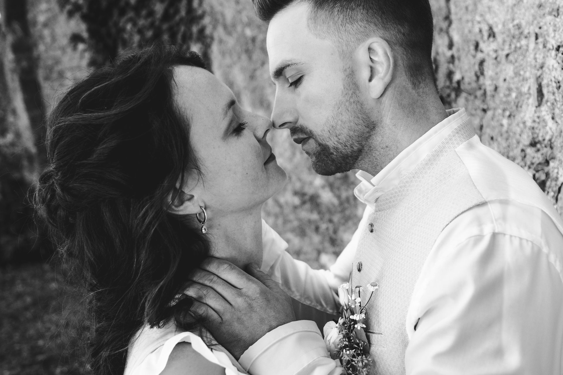 brautpaar steht sich gegenüber