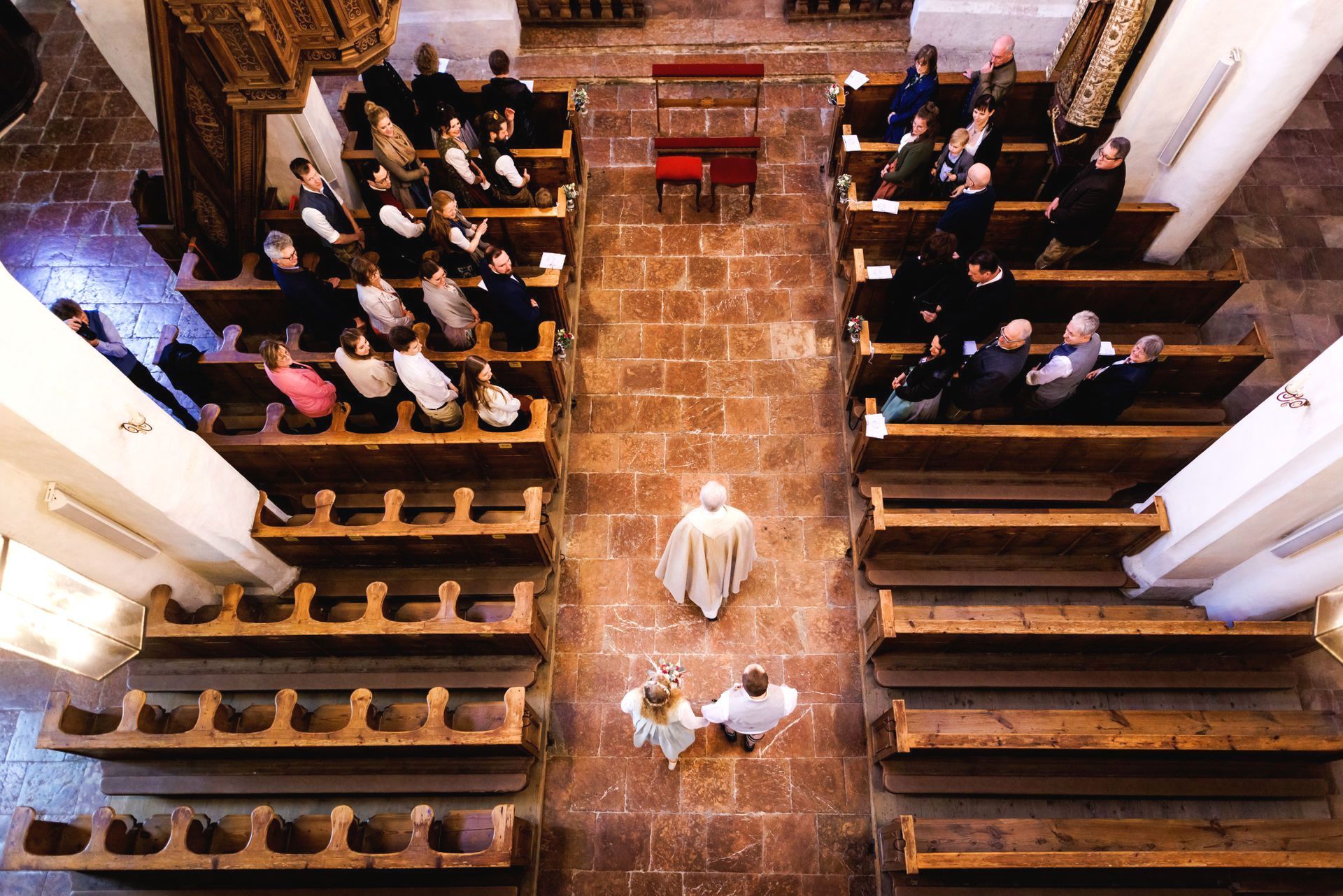 kirchengang hochzeit einzug brautpaar