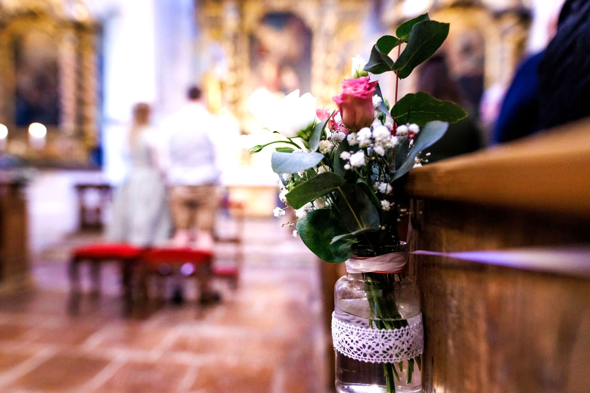 blumenschmuck an kirchenbank für hochzeit auf fraueninsel