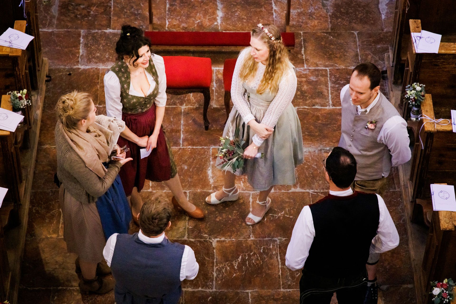 6 menschen stehen in kirche perspektive von oben