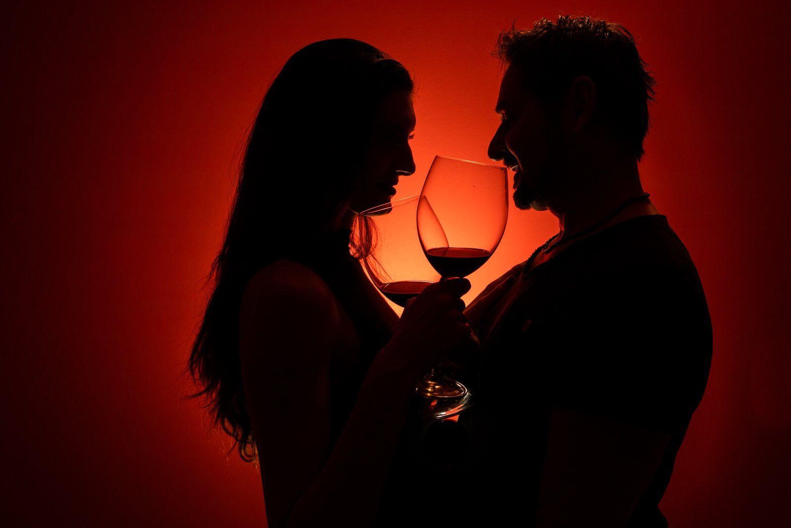 paar silhouette mit weingläsern