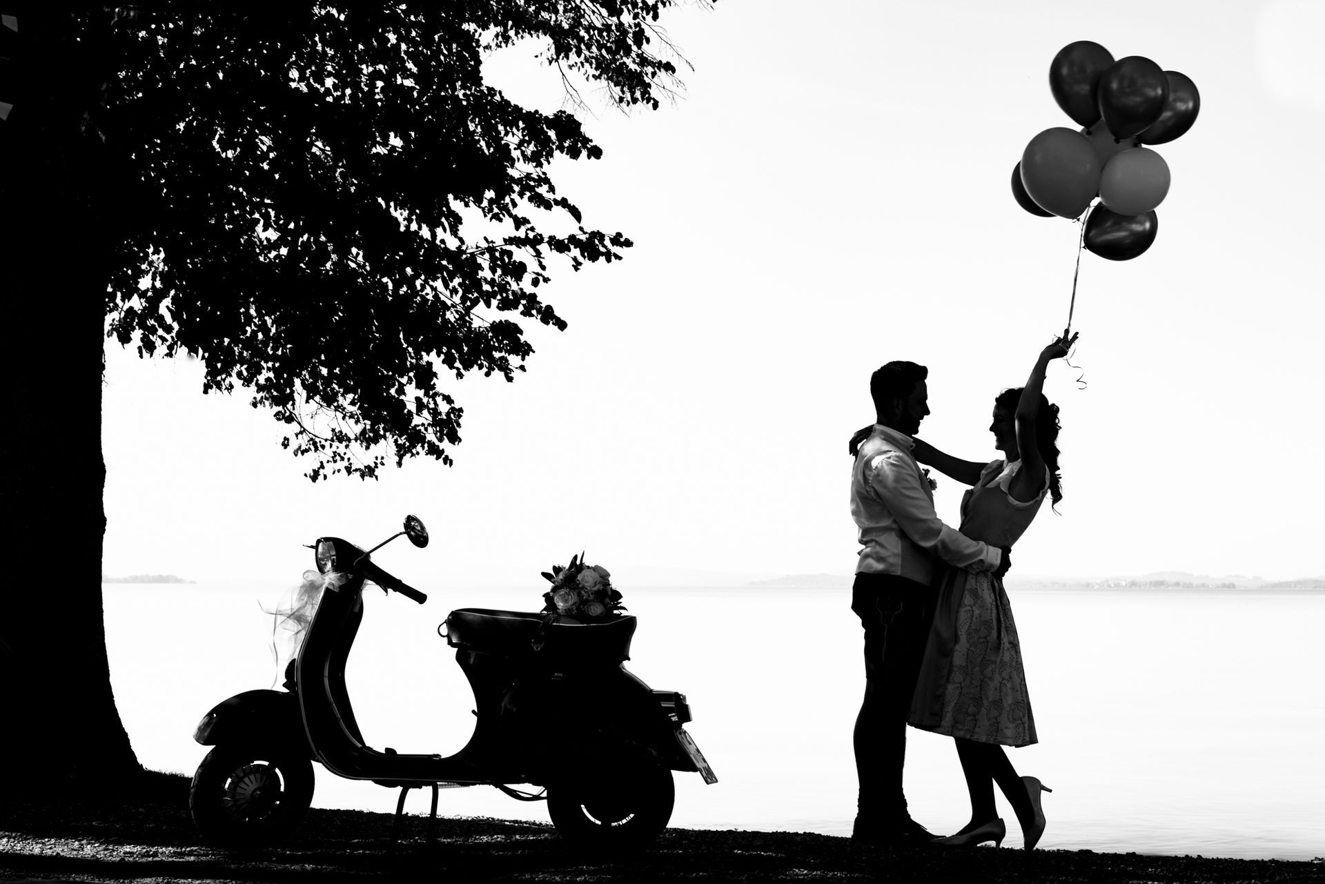 silhouette brautpaar mit vespa und luftballon hochzeit chiemsee