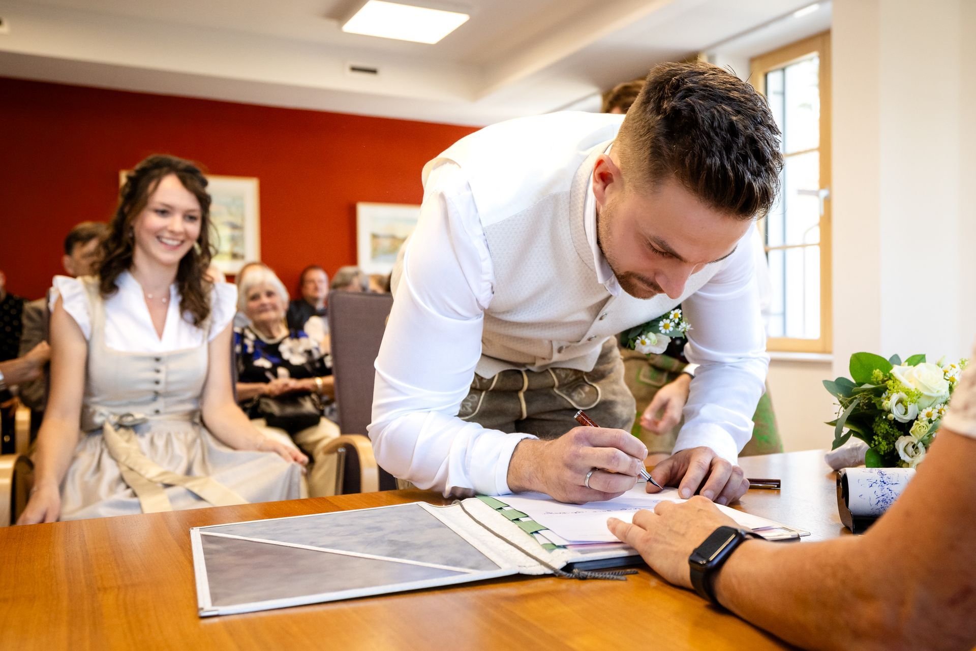 Standesamtliche Hochzeit in Chieming, Unterschrift des Bräutiga heiraten trachtenhochzeit standesamt chieming bräutigam unterschreibt die eheurkunde