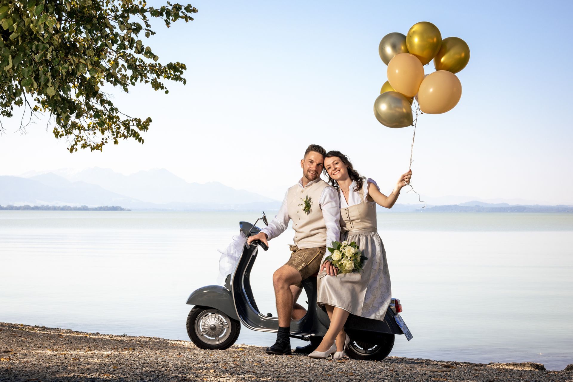brautpaar auf vespa am chiemsee