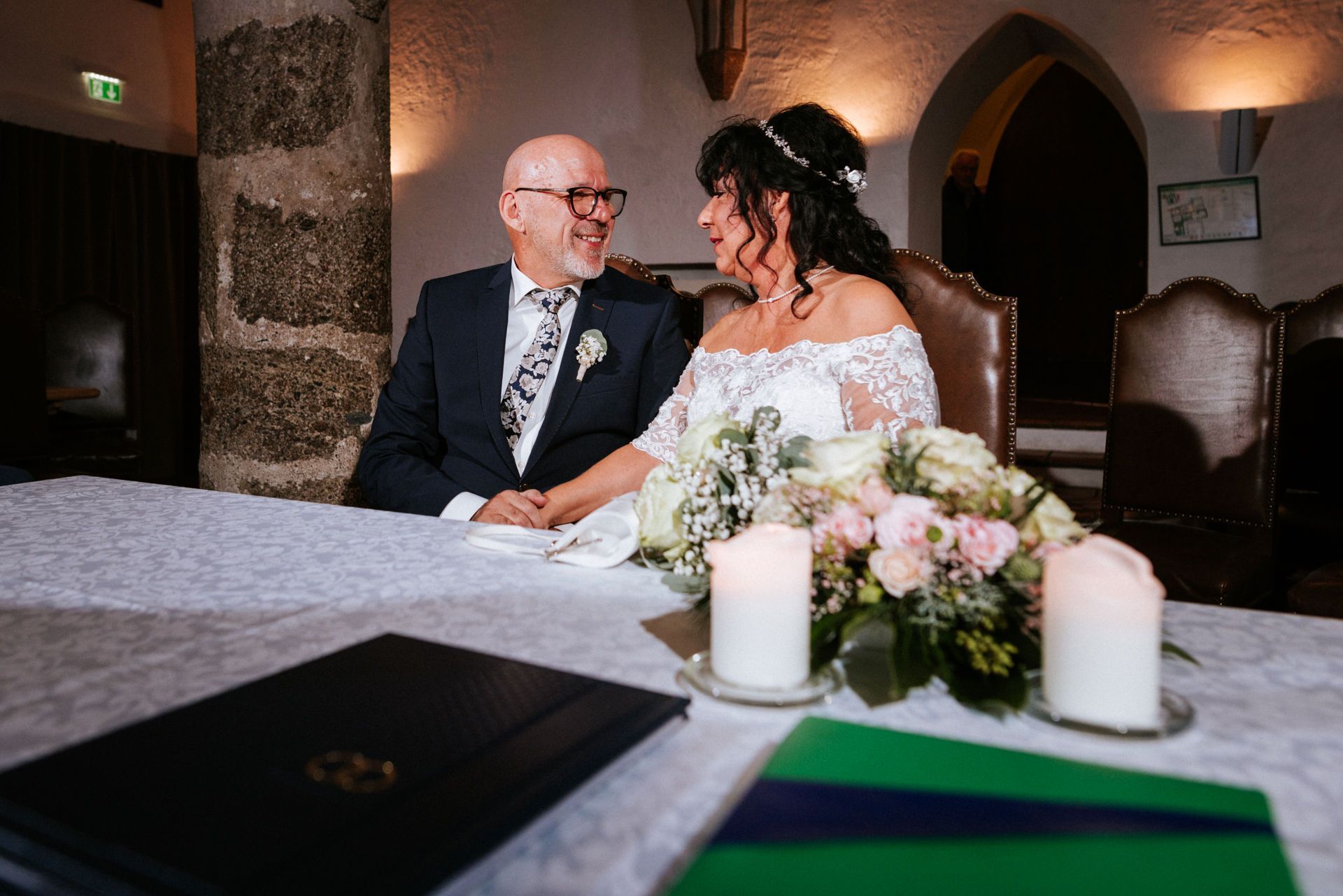 standesamtliche hochzeit brautpaar schaut sich