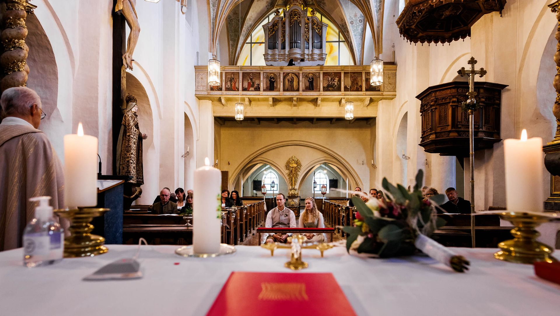trauung in kirche frauenwörth paar sitzt vor altar