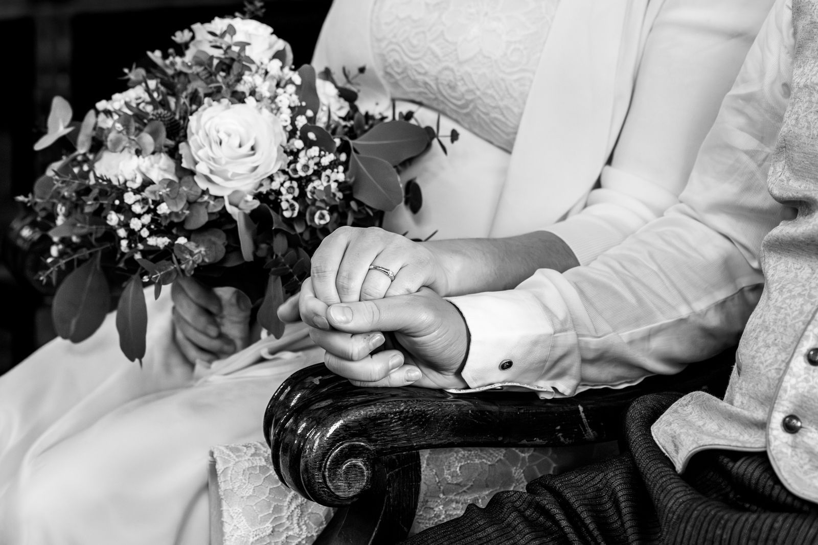 hochzeitspaar hält sich an der hand bei trauung im standesamt traunstein