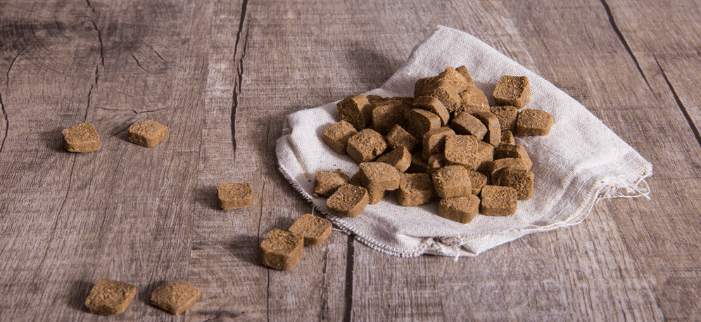 Das Bild zeigt verschiedene Leckerli aus dem Sortiment von Dinner for Dogs