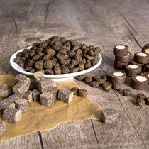 Das Bild zeigt verschiedene Leckerlis aus dem Sortiment von Dinner for Dogs