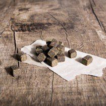 Das Bild zeigt verschiedene Leckerlis aus dem Sortiment von Dinner for Dogs