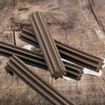 Das Bild zeigt verschiedene Leckerlis aus dem Sortiment von Dinner for Dogs