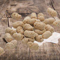 Das Bild zeigt verschiedene Leckerlis aus dem Sortiment von Dinner for Dogs