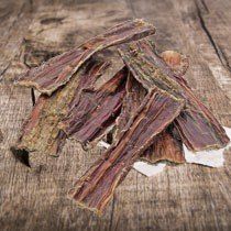 Das Bild zeigt verschiedene Leckerlis aus dem Sortiment von Dinner for Dogs