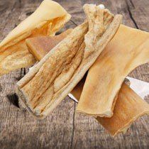 Das Bild zeigt verschiedene Leckerlis aus dem Sortiment von Dinner for Dogs