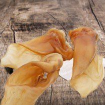 Das Bild zeigt verschiedene Leckerlis aus dem Sortiment von Dinner for Dogs