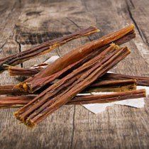 Das Bild zeigt verschiedene Leckerli aus dem Sortiment von Dinner for Dogs