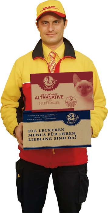Das Bild zeigt einen DHL-Paketzusteller mit einem Dinner for Dogs-Paket und einem Dinner for Cats-Paket in den Händen