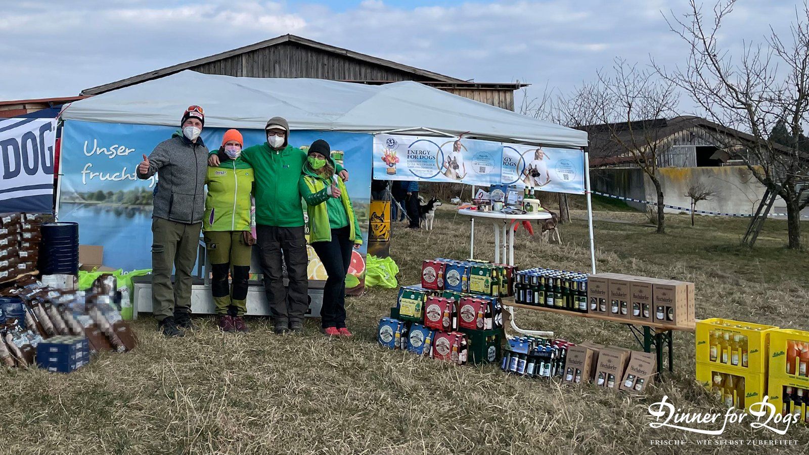 Das Bild zeigt die Dinner for Dogs-Markenbotschafterin Julia Perr auf einem Sportevent