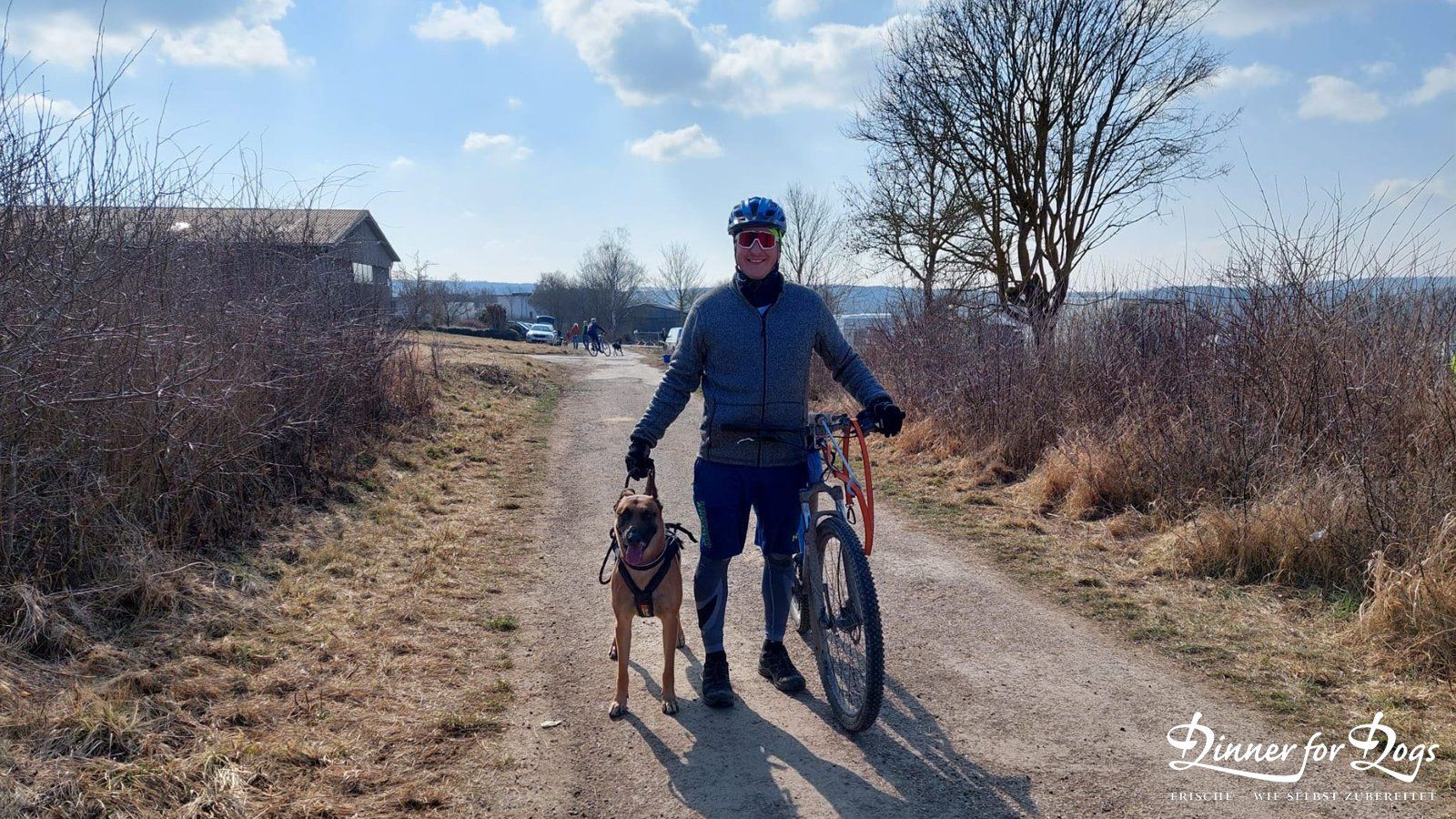 Das Bild zeigt die Dinner for Dogs-Markenbotschafterin Julia Perr auf einem Sportevent