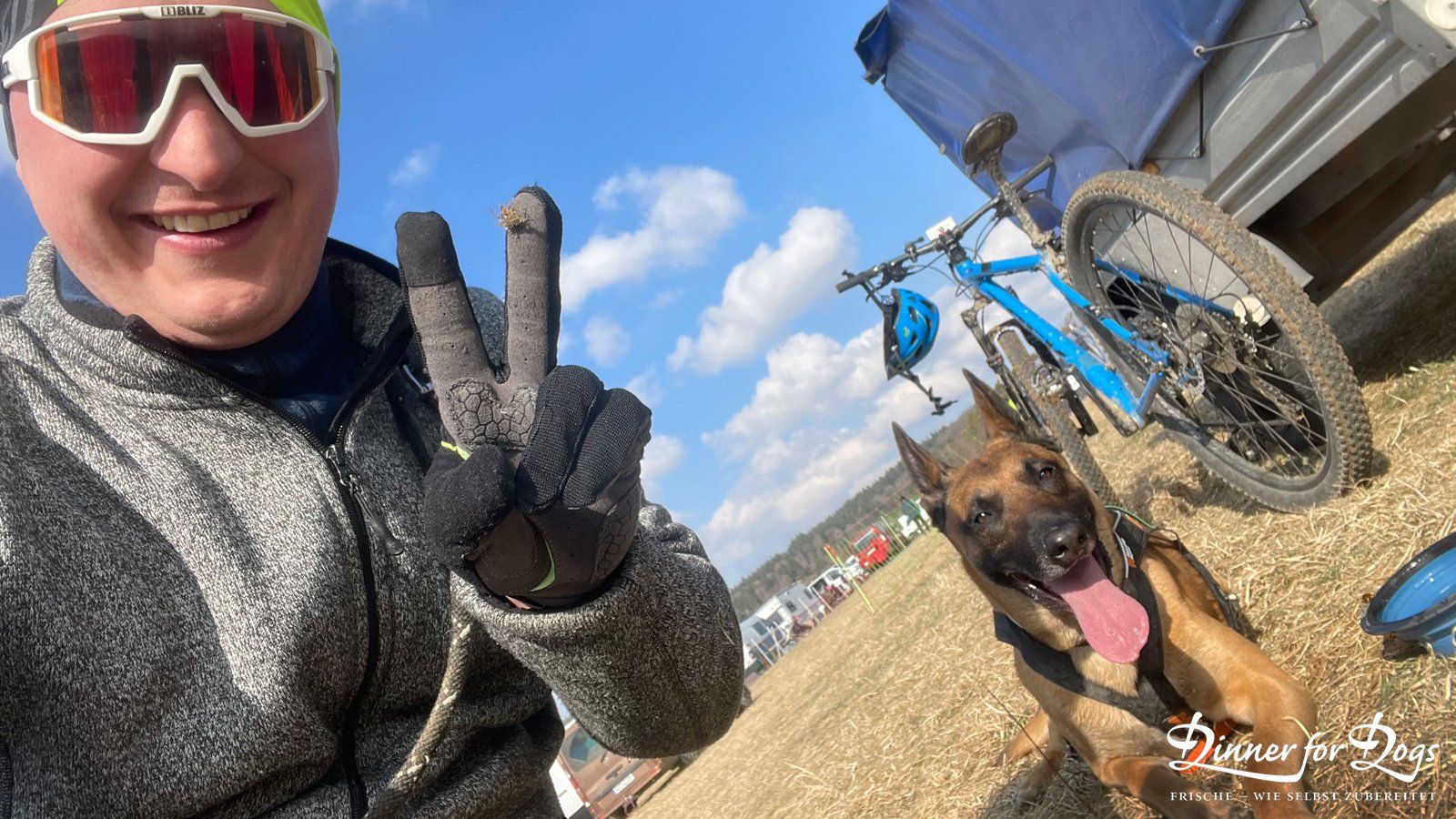 Das Bild zeigt die Dinner for Dogs-Markenbotschafterin Julia Perr auf einem Sportevent