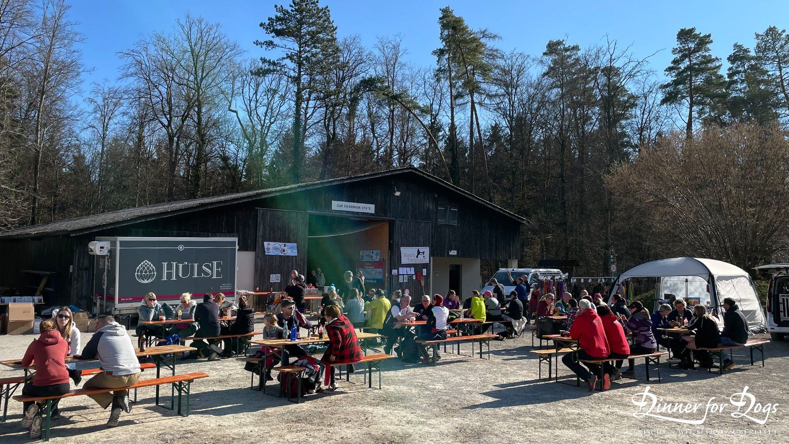 Das Bild zeigt die Dinner for Dogs-Markenbotschafterin Julia Perr auf einem Sportevent