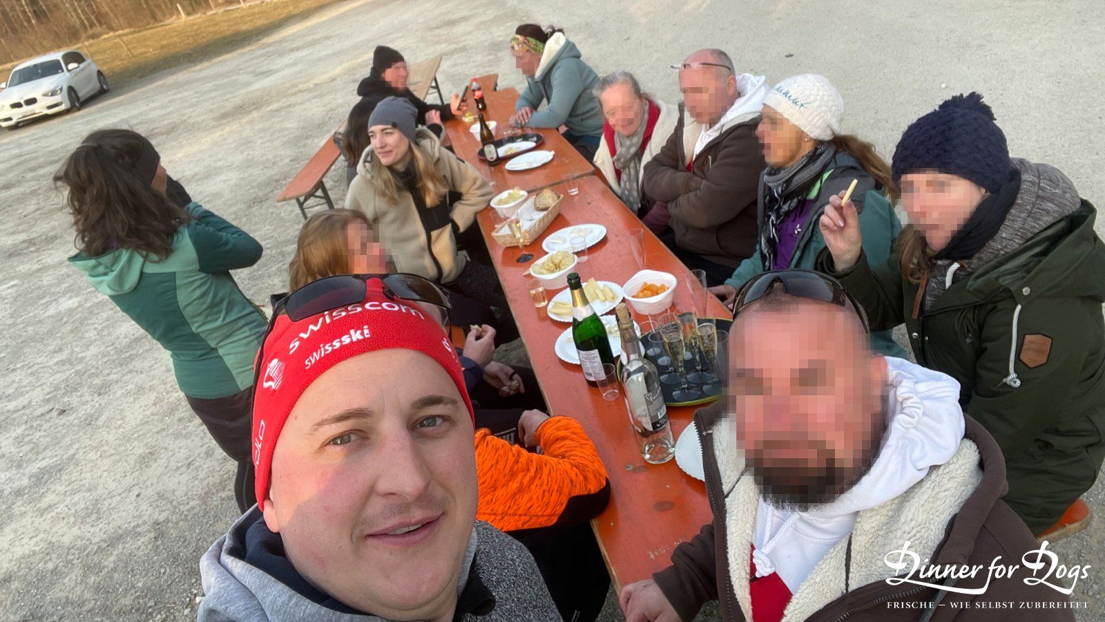 Das Bild zeigt die Dinner for Dogs-Markenbotschafterin Julia Perr auf einem Sportevent